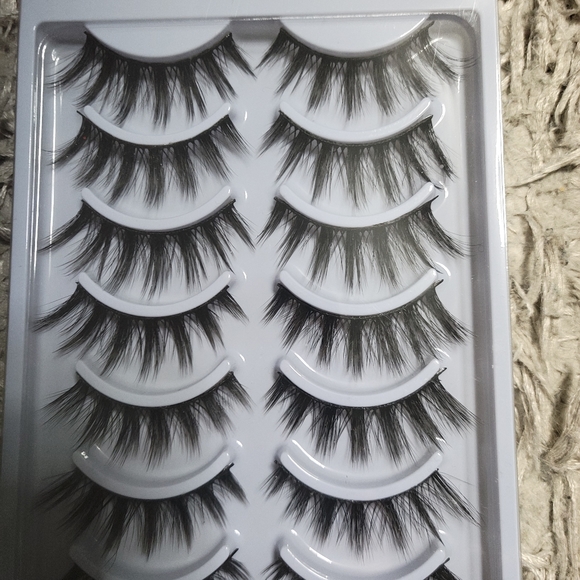 False eyelashes - Picture 2 of 5